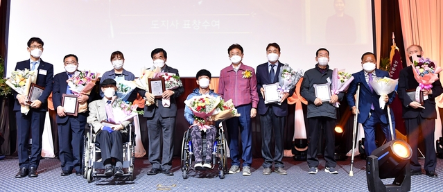 ▲ 경상북도는 20일 구미 금오산호텔에서 도내 기관단체장, 장애인복지단체장, 장애인 당사자와 가족, 자원봉사자 등 1백여 명이 참석한 가운데 ‘제41회 장애인의 날 기념식’을 개최했다.ⓒ경북도