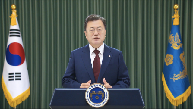 ▲ 문재인 대통령이 20일 중국 하이난(海南)성 보아오에서 열린 2021 보아오포럼 개막 축하 영상 메시지를 남기고 있는 모습. ⓒ청와대