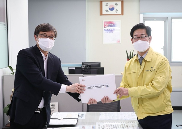 ▲ 양승조 충남도지사(우)가 20일 세종정부종합청사를 방문, 해양수산부 이철조 항만국장에게 내년도 예산 지원에 필요한 자료를 건네고 있다.ⓒ충남도