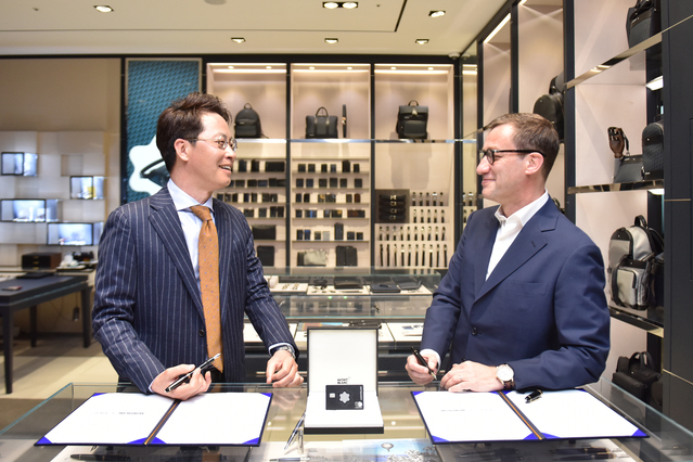 ▲ 조좌진 롯데카드 대표이사(왼쪽)와 에릭 에더(Eric Eder) 몽블랑 코리아 지사장(오른쪽)이 20일 롯데백화점 본점 에비뉴엘 몽블랑 매장에서 제휴 협약을 맺고 기념 촬영을 하고 있다.ⓒ롯데카드
