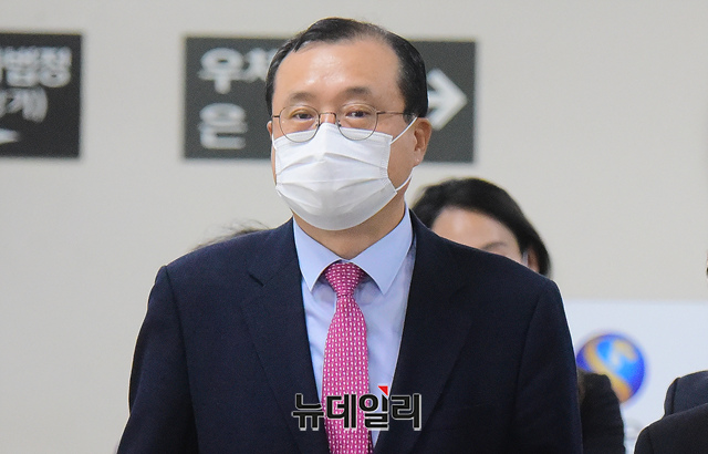 ▲ 임성근 전 부산고법 부장판사가 20일 서울고법 형사3부(박연욱 부장판사) 심리로 열린 직권남용 혐의 항소심 공판에 출석하고 있다. ⓒ이종현 기자