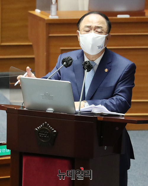 ▲ 홍남기 국무총리 직무대행이 20일 오후 국회 본회의장에서 열린 경제 분야 대정부질문에 출석해 의원들의 질문에 답하고 있다. (사진=공동취재단) ⓒ이종현 기자