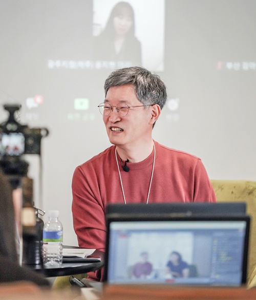 ▲ 지난 3월 26일 토크 콘서트를 통해 직원들과 소통을 하고 있는 최원석 신임 사장의 모습.ⓒ비씨카드