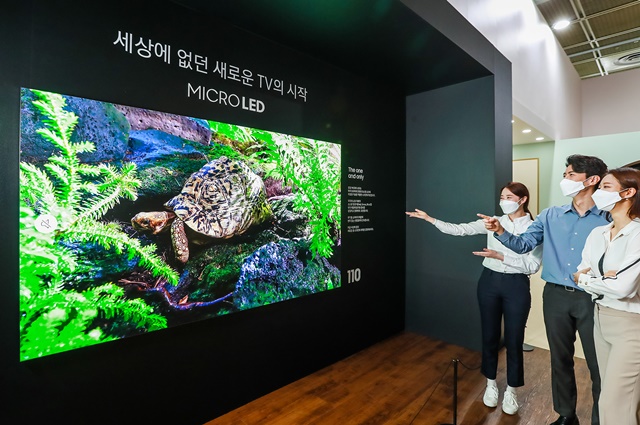 ▲ 서울 코엑스에서 열린 '월드IT쇼 2021' 삼성전자관에 전시된 '마이크로 LED TV'. ⓒ삼성전자
