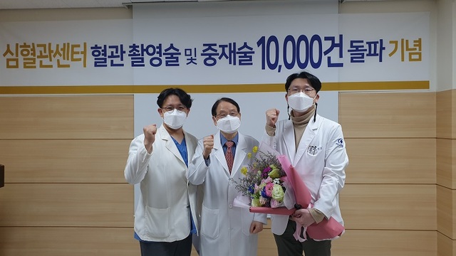 ▲ 사진 왼쪽부터 김명현 심혈관센터장, 박중겸병원장, 김정훈 심장내과전문의.ⓒ하나병원