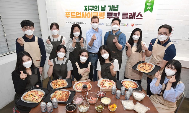 ▲ 오비맥주 배하준 대표(두번째 줄 가운데 왼쪽)와 리하베스트 민명준 대표(두번째 줄 가운데 오른쪽)가 20일 열린 ‘맥주박 업사이클링 쿠킹클래스’에서 기념 촬영을 하고 있다. ⓒ오비맥주