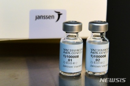 유럽의약품청(EMA)이 20일(현지시간) 존슨앤드존슨 계열사의 우한코로나 백신인 '얀센'에 대해 혈전증 가능성을 제기했다. ⓒ뉴시스