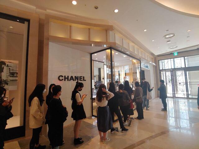 ▲ 샤넬 매장에 입장을 위해 줄을 선 모습.ⓒ뉴데일리DB