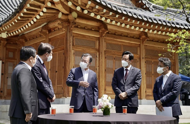 ▲ 문재인 대통령이 21일 청와대 상춘재에서 오세훈 서울시장, 박형준 부산시장과의 오찬 간담회에 앞서 환담하고 있다. ⓒ뉴시스