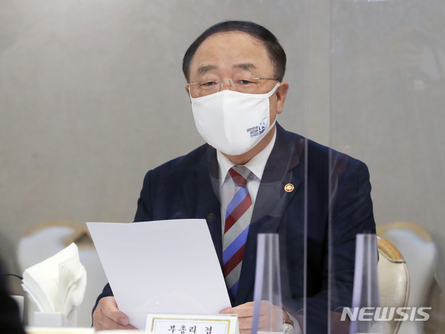 ▲ 홍남기 경제부총리 겸 기획재정부 장관이 21일 오전 서울 종로구 정부서울청사 국무식당에서 열린 제20차 부동산시장 점검 관계장관회의에 참석해 발언하고 있다. ⓒ뉴시스