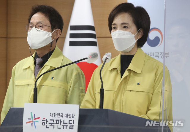 ▲ 유은혜 사회부총리 겸 교육부 장관이 21일 오전 서울 종로구 정부서울청사 합동브리핑실에서 '전국 학교 학원 코로나19 방역대응 강화 조치' 발표를 하고 있다. ⓒ뉴시스