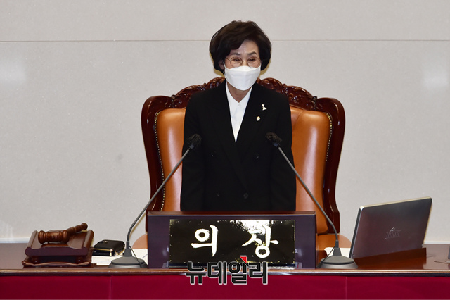 ▲ 김상희 국회 부의장이 21일 오후 국회에서 열린 교육·사회·문화 분야 대정부질문에서 앞서 사과발언을 하고 있다.ⓒ이종현 기자