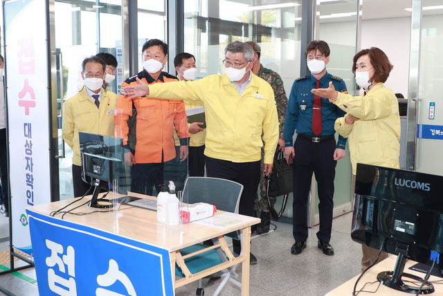 ▲ 예천군(군수 김학동)은 22일부터 만 75세 이상 어르신을 대상으로 예천국민체육센터에 마련된 코로나19 예방접종 센터에서 화이자 백신 접종을 순차적으로 시작한다.ⓒ예천군