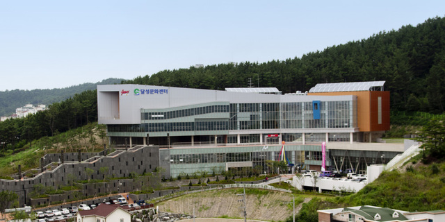 ▲ 달성군시설관리공단 달성문화센터에서는 ‘위드(with) 코로나’ 시대에도 지역민들의 문화예술 향유 공백을 최소화하기 위해 온라인 아카데미를 개설한다.ⓒ달성군