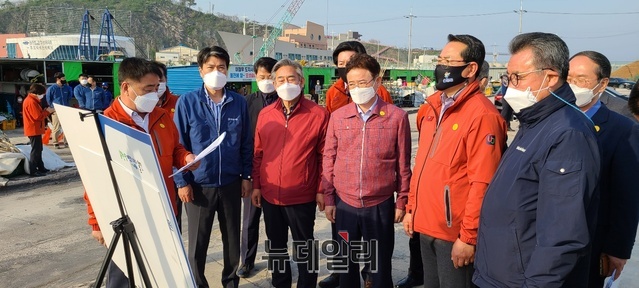 ▲ 이철우 도지사는 간담회를 마친 후 울진 후포항 화재현장을 방문해 어구·어망 및 보관창고 소실 등으로 큰 피해를 입은 어민들을 격려하고 애로사항을 청취했다.ⓒ뉴데일리