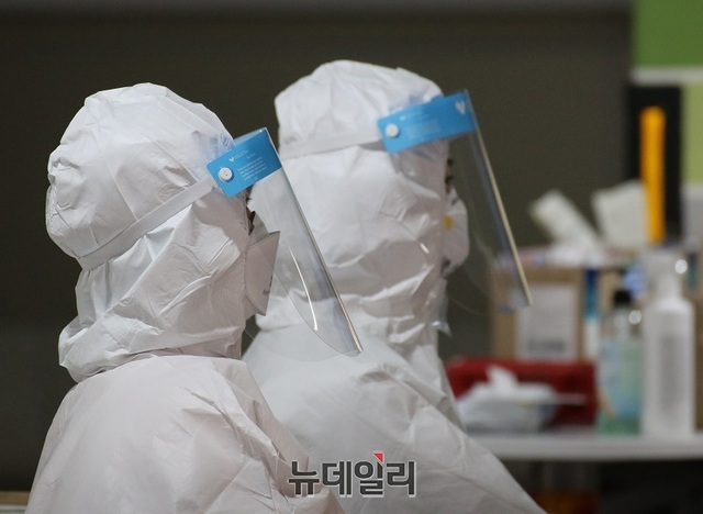 ▲ 세종시 어진동에 설치된 코로나19 선별진료소에서 방역당국이 시민에게 감채를 체취하고 있다.ⓒ이길표 기자