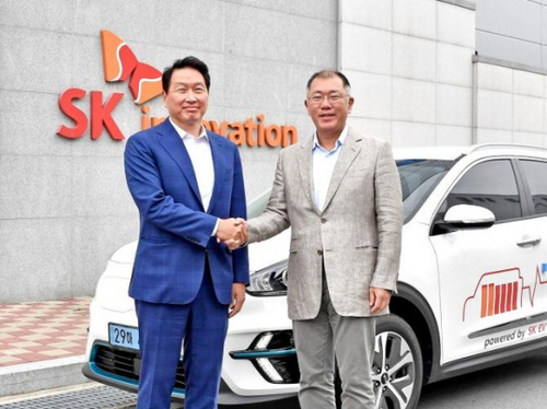▲ 정의선 현대차그룹 회장과 최태원 SK그룹 회장은 지난해 7월 충남 서산시 SK이노베이션 공장에서 만나 배터리 협력 방안을 논의했다.