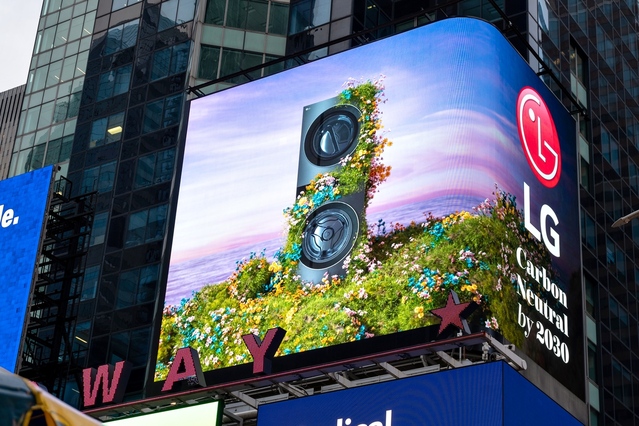 ▲ LG전자 미국법인이 미국 뉴욕 맨해튼 타임스스퀘어에 있는 전광판에 탄소중립을 위한 캠페인을 진행하고 있는 모습 ⓒLG전자