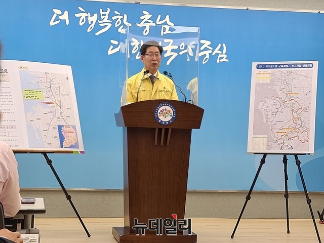 ▲ 양승조 충남도지사가 22일 도청에서 충남도민의 염원인 제4차 국가철도망 구축계획(안)에 ‘서해선의 서울 직결’이 신규 반영되면서 충남이 KTX시대를 활짝 열게 됐다고 밝히고 있다.ⓒ김정원 기자