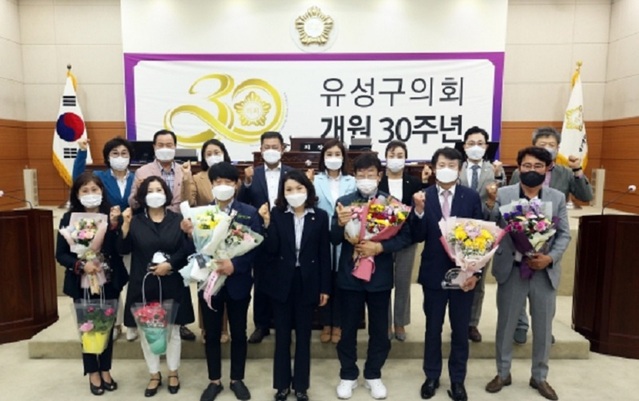 ▲ 대전 유성구의회가 지난 21일 개원 30주년을 맞아 유성구 지방자치 발전에 기여한 모범 구민 12명 중 6명에게 표창을 수여했다.ⓒ유성구의회