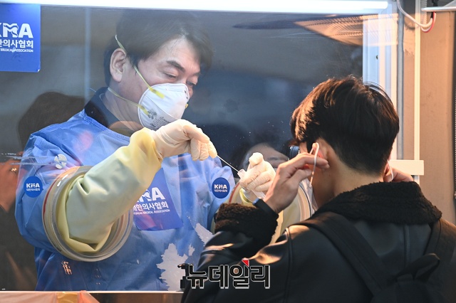 ▲ 안철수 국민의당 대표가 지난 1월15일 오전 서울 중구 서울광장에 마련된 임시선별검사소에서 의료자원봉사에 나서 검체채취를 하고 있다.ⓒ권창회 기자