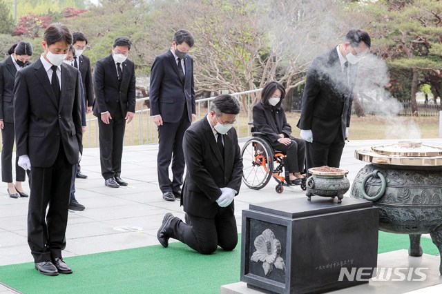 ▲ 더불어민주당 윤호중 원내대표 겸 비상대책위원장과 원내대표단이 22일 서울 동작구 국립현충원을 찾아 참배하고 있다. ⓒ뉴시스