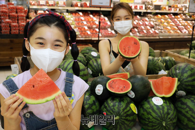 ▲ 이마트가 22일 오전 서울 성동구 성수점 과일매장에서 봄 수박 행사를 소개하고 있다. ⓒ이마트