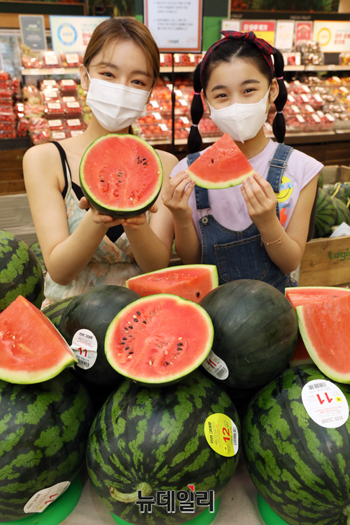 ▲ 이마트가 22일 오전 서울 성동구 성수점 과일매장에서 봄 수박 행사를 소개하고 있다. ⓒ이마트