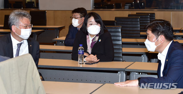 ▲ 윤미향 의원을 포함한 더불어민주당 초선 의원들이 12일 서울 영등포구 여의대로 전경련회관 다이아몬드 회의장에서 열린 비공개 모임에 앞서 대화를 나누고 있다. ⓒ뉴시스