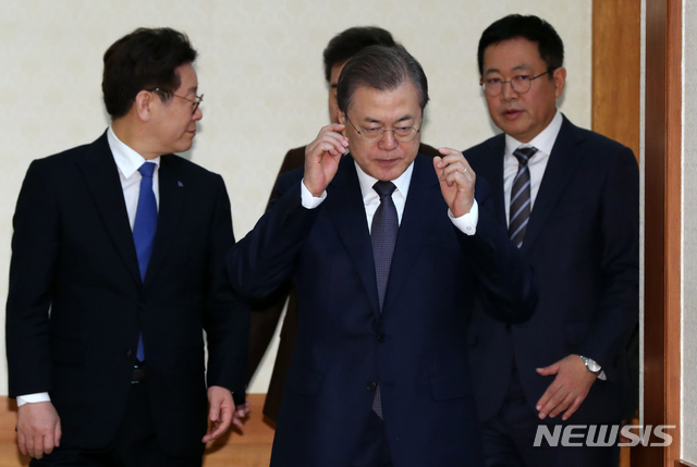 ▲ 문재인 대통령이 2019년 12월 3일 오전 청와대 본관에서 열린 국무회의에 참석하고 있다. 뒤 왼쪽부터 이재명 경기도지사, 박남춘 인천시장. ⓒ뉴시스