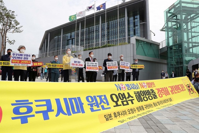 ▲ 충남도 내 250여 환경·시민사회단체가 22일 ‘지구의 날’을 맞아 ‘방사능 왜란’을 강력하게 규탄하며 “인류에 대한 테러”라고 비판했다. 양승조 충남도지사가 시민단체 회원들과 함께 일본 규탄 성명을 발표하고 있다.ⓒ충남도