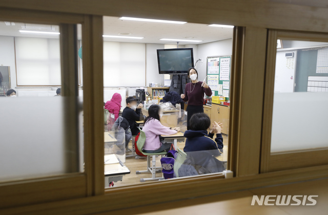 ▲ 교육부가 22일 '2021학년도 교원능력개발평가 실시 및 제도 개선 추진' 사항을 발표했다. 그러자 교원단체들은 평가 시행을 철회하라고 촉구하고 나섰다. ⓒ뉴시스