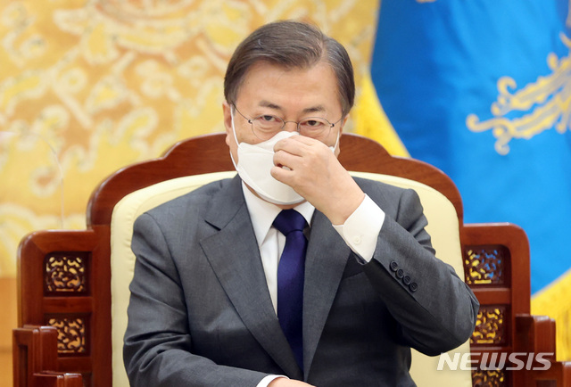 ▲ 문재인 대통령이 8일 오후 청와대 접견실에서 프라보워 수비안토 인도네시아 국방장관을 접견하며 마스크를 만지고 있다. ⓒ뉴시스