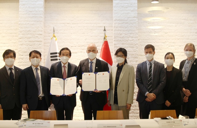 ▲ 협약식 후 단체 사진을 찍었다(왼쪽부터 정우진 기획조정실장, 조치흠 병원장, 이세엽 의료원장, 아이너 옌센 대사, 임영이 단장).ⓒ계명대 동산병원