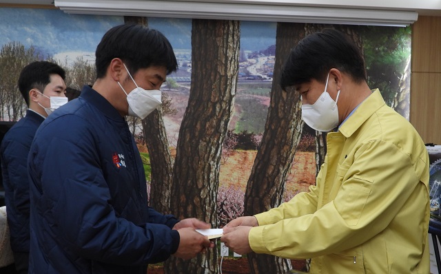 ▲ 이희진 영덕군수는 2021년 1분기 민원우수 공무원 시상을 하고 있다.ⓒ영덕군