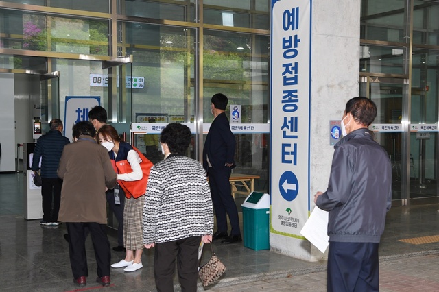 ▲ 경북 영주시(시장 장욱현)는 22일부터 ‘코로나19’ 예방접종센터에서 만 75세 이상 어르신을 대상으로 화이자 백신 접종을 시작했다.ⓒ영주시