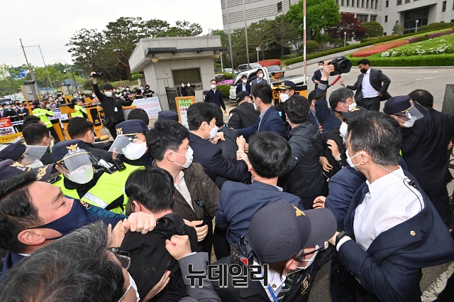 ▲ 국민의힘 의원 등이 23일 오전 서울 서초구 대법원 앞에서 '김명수 사퇴 촉구' 기자회견을 하고 있는 도중 김명수 대법원장의 출근 차량이 도착했다. 국민의힘 의원 등이 '김명수 차량'을 막아서는 과정에서 경찰과 대치해 일부 몸싸움이 벌어지기도 했다.ⓒ권창회 기자