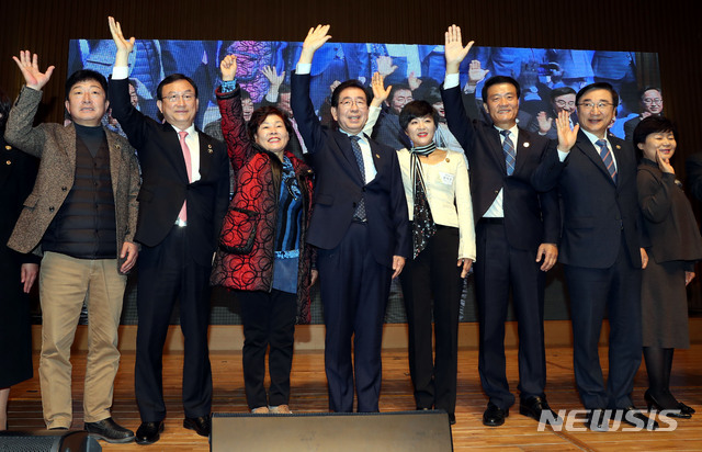▲ 고(故) 박원순 전 서울시장과 각 구청장, 주민들이 2018년 11월 19일 오전 서울 중구 서울시청 다목적홀에서 열린 서울형 주민자치회 시범사업 활동공유회에서 '주민자치 실현'을 다짐하는 퍼포먼스를 하고 있다. ⓒ뉴시스