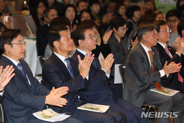 ▲ 고(故) 박원순 전 서울시장이 2018년 11월 19일 오전 서울 중구 서울시청 다목적홀에서 열린 서울형 주민자치회 시범사업 활동공유회에서 박수를 치고 있다. ⓒ뉴시스