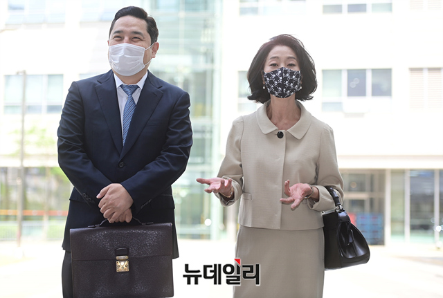 ▲ 21일 오후 서울 송파구 동부지방법원에 출두한 배우 김부선과 강용석 변호사가 이재명 경기지사를 상대로 낸 손해배상 청구소송 재판에 임하는 입장을 밝히고 있다. ⓒ정상윤 기자