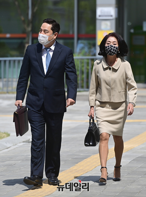 ▲ 이재명 경기지사를 상대로 낸 손해배상 청구소송 재판에 참석하기 위해 21일 오후 서울 송파구 동부지방법원에 도착한 배우 김부선과 강용석 변호사. ⓒ정상윤 기자