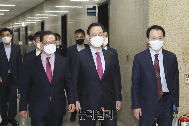 ▲ 주호영 국민의힘 당대표 권한대행 겸 원내대표 등 지도부가 23일 국회에서 열린 비상대책위원회의에서 참석하고 있다.ⓒ이종현 기자