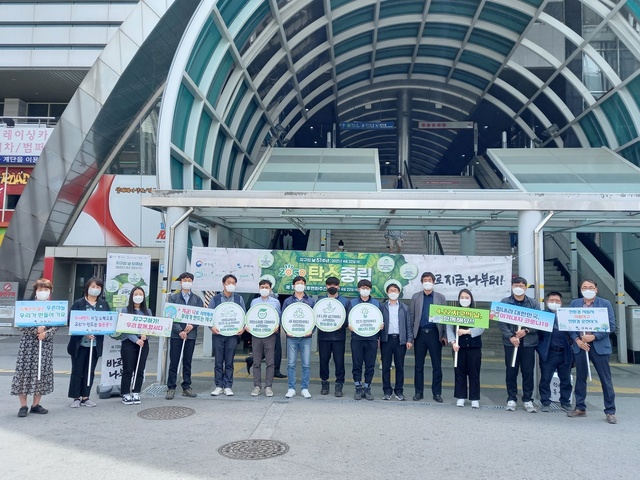 ▲ 구미시(시장 장세용)는 지난 22일 ‘지구의 날’ 51주년을 맞아 22일부터 28일까지 ‘제13회 기후변화주간’으로 정해 올해 기후주간의 메시지인 ‘지구회복(Restore our Earth : 바로 지금, 나부터! 탄소중립 2050’이라는 주제로 △기후변화주간 홍보 캠페인 △지구를 위한 10분 소등행사를 추진했다.ⓒ구미시