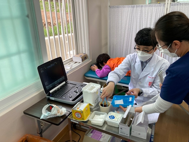 ▲ 영양군(군수 오도창)은 전문의료기관이 부족해 불편을 겪고 있는 주민들의 의료서비스 혜택을 위해 경북대학교병원과 2015년부터 업무 협약을 맺어 매년 3~4회 전문진료를 시행하고 있다.ⓒ영양군