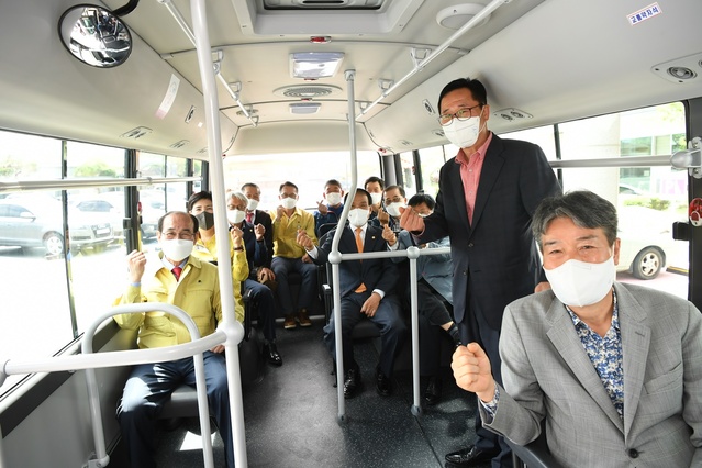 ▲ 청도군(군수 이승율)은 오는 26일부터 대중교통 취약지역과 중대형버스가 진입하기 어려운 마을 등에 거주하는 군민들을 위해 15인승 행복버스 1대를 추가 운행한다.ⓒ청도군