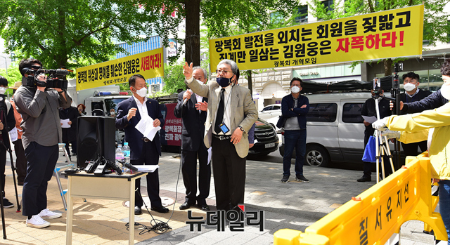 ▲ 김원웅 광복회장의 멱살을 잡아 상벌위원회에 회부된 김임용 씨가 23일 서울 여의도 광복회관 앞에서 기자회견을 하고 있다. 김붕준 상해임시정부 의정원의장 손자다. ⓒ정상윤 기자