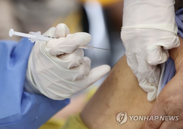 ▲ 지난 15일 오전 서울 강남구 일원에코센터에 마련된 강남구 백신접종센터에서 의료진이 화이자 백신 접종을 하고 있다.ⓒ연합뉴스