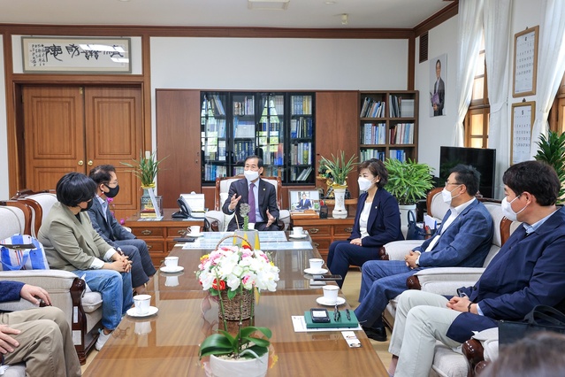 ▲ 대구시의회 장상수 의장이 지난 21일 (사)대구농축산식품발전협의회 회장단을 만나 평화시장 닭똥집 골목 활성화를 위한 건의사항을 듣고 지원 방안을 논의했다.ⓒ대구시의회