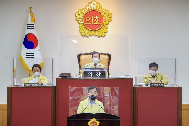 ▲ 대구시의회 김태원 의원이 23일 제282회 임시회 제3차 본회의에서 코로나19로 운영의 어려움을 겪고 있는 청소년수련시설의 종사자 처우개선과 특별지원책 마련을 촉구했다.ⓒ대구시의회