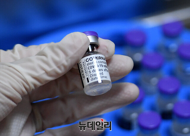 ▲ 화이자 백신 접종 첫날인 지난 2월 27일 서울 중구 중앙접종예방센터에서 의료진이 백신 소분 준비를 하고 있다. ⓒ뉴데일리DB